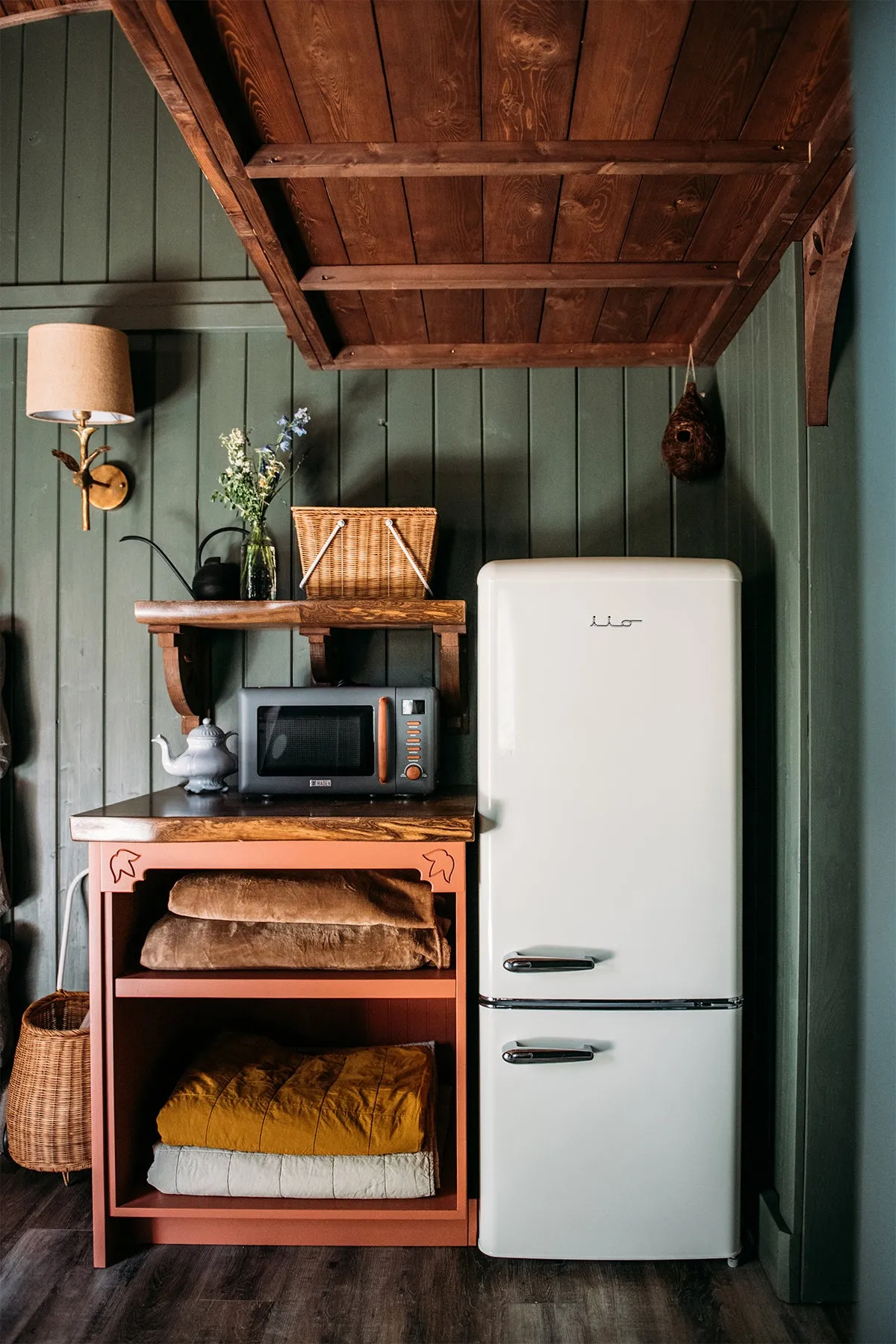 iio 7 Cu. Ft. Retro Refrigerator with Bottom Freezer in Frost White